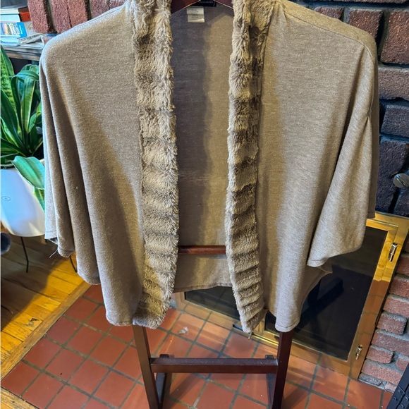 Simply Irresistible light and soft poncho - Picture 2 of 6